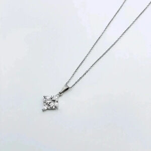 Leaf pendant necklace